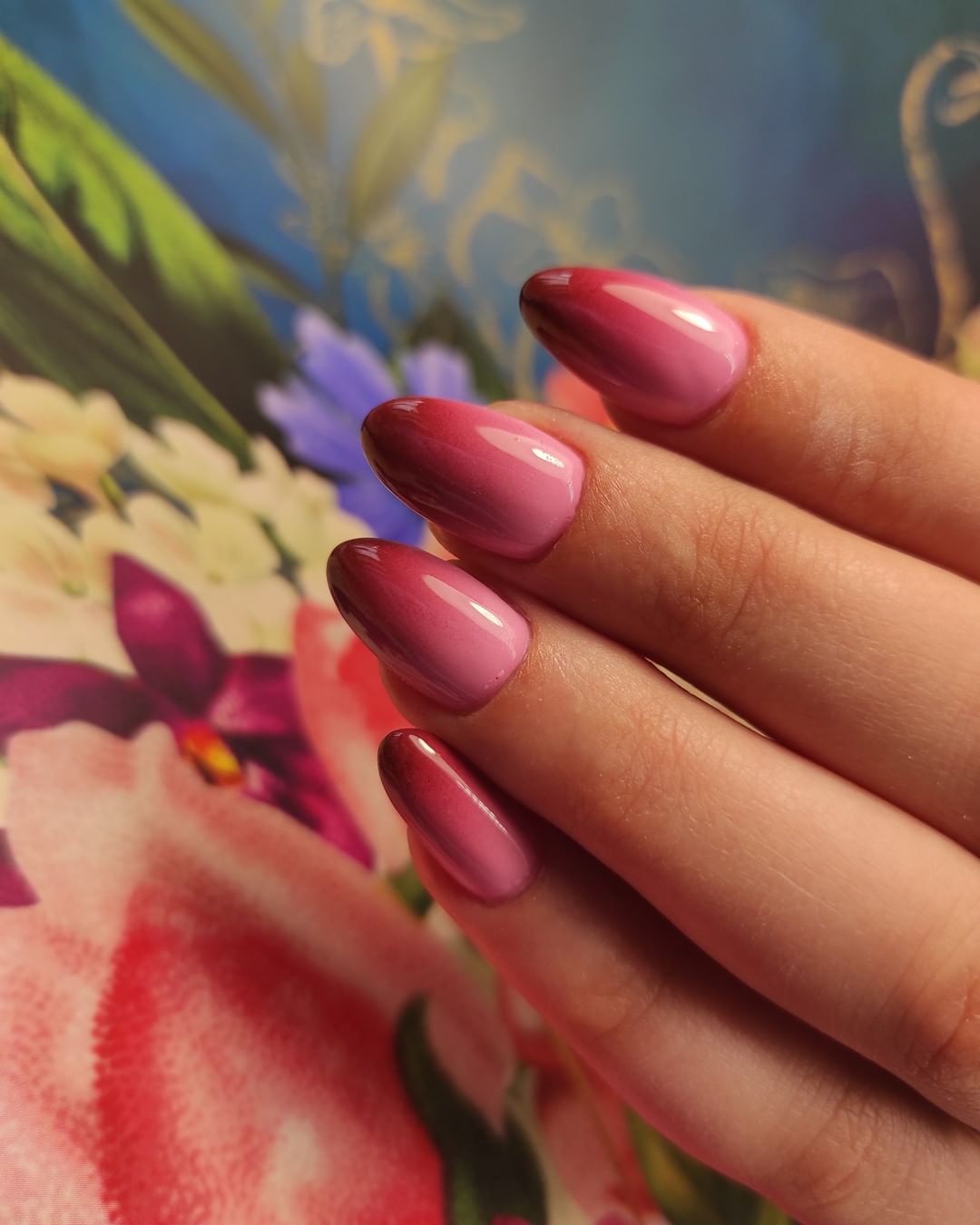 Light to dark ombre pink manicure design idea