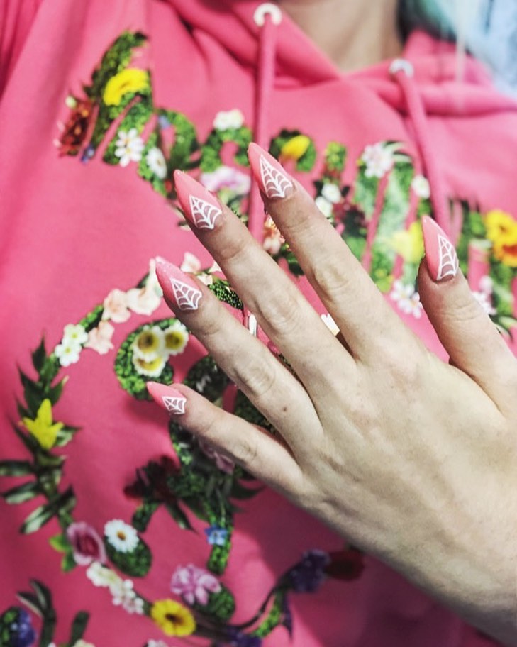 Pink short nails with white spider web design idea