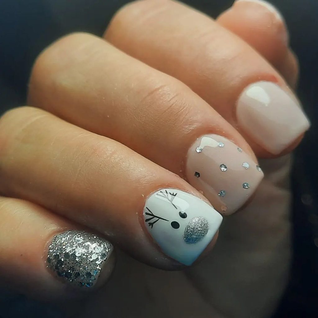 Short sliver and white reindeer-designed nails