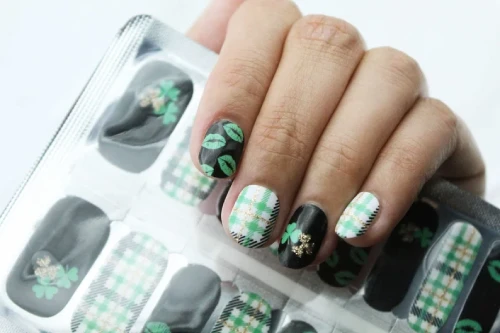 Irish Kiss Short plaid green, black, and gold clover Nails