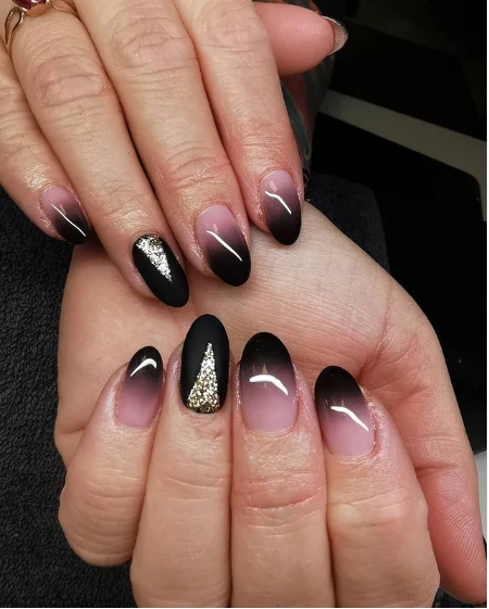 Stunning Short Ombre Black Nails with Gold and Matte black