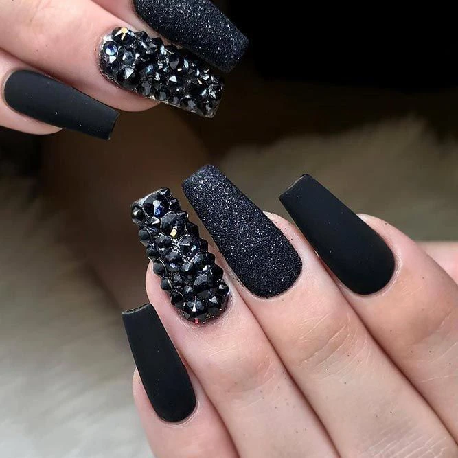 Creepy matte black Halloween Fingernail Glitter design