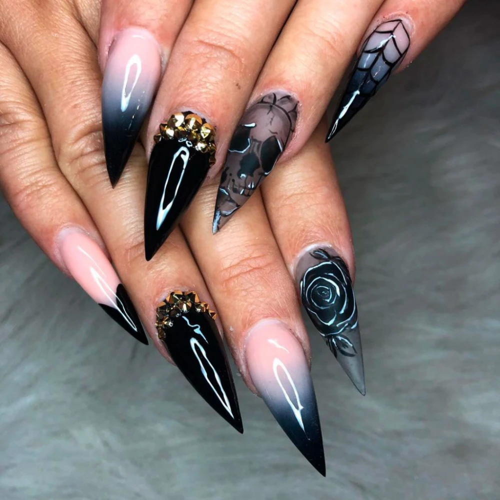 Stud Skull Gold and black Nails