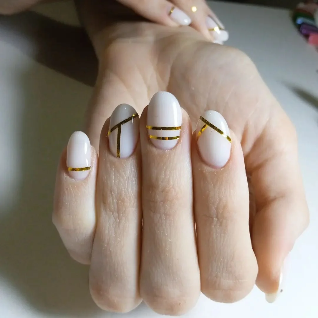 Single Line Art: Delicate Drawings for Short Oval Nails